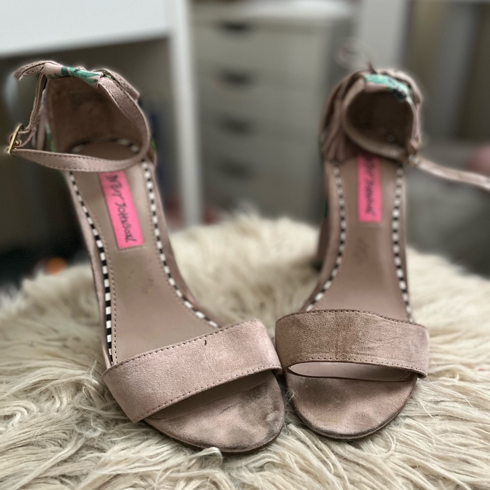 High heels - Picture 3 of 3